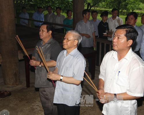 Party leader Nguyen Phu Trong visits Tan Trao Special National Historical Relic  - ảnh 1